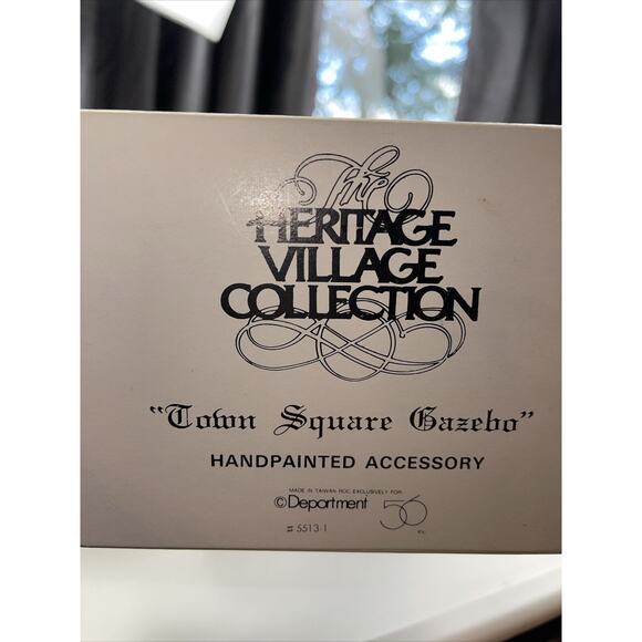 Dept 56 Heritage Town Square Gazebo #5513-1 & Rest Ye Merry Gentleman - Picture 7 of 9